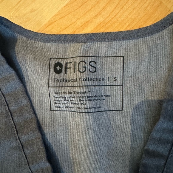 Women’s Graphite Fugs Scrub Set Small Shirt and Pants - Picture 5 of 5